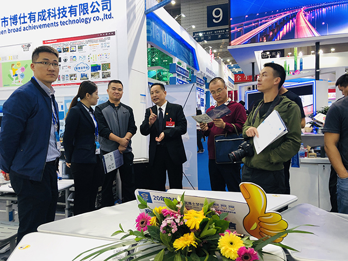 深圳市特種技術裝備協(xié)會會長崔愛民，74集團軍裝備雷鵬濤處長