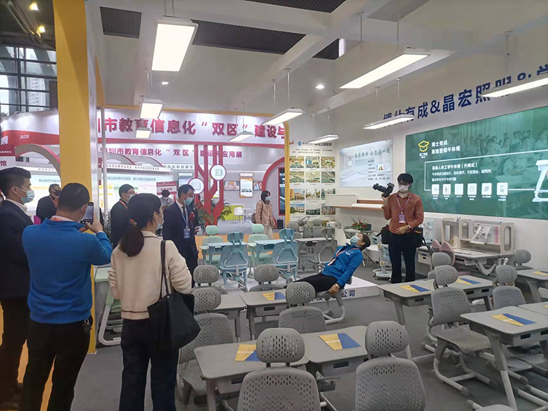 新型雙用午休課桌椅：保護視力，更關注學生睡眠