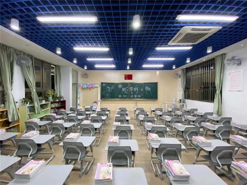 民治中學(xué)用上了博仕有成課桌椅教室