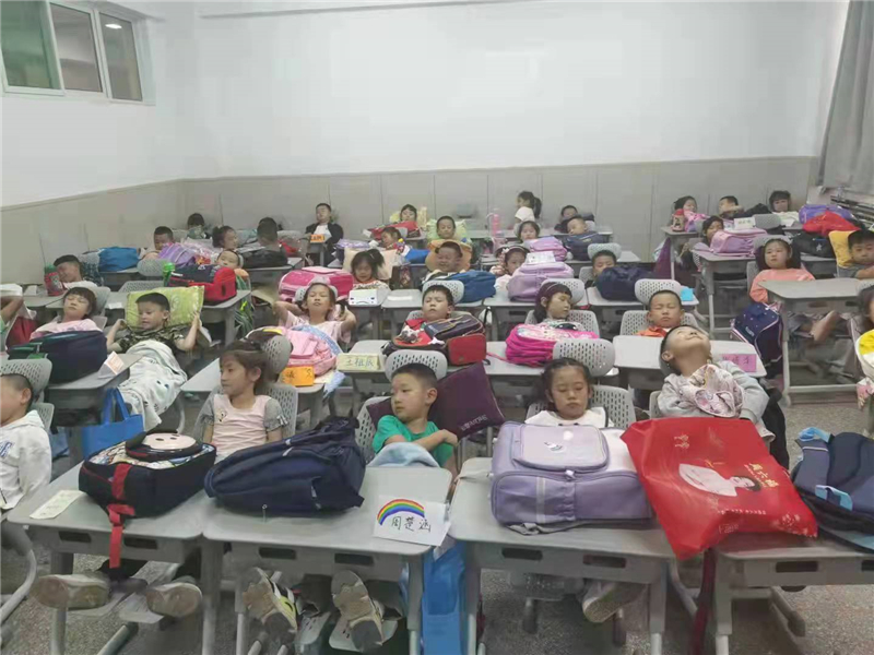 博仕有成課桌椅進(jìn)駐太原萬柏林公園路小學(xué)(圖2) 博仕有成課桌椅進(jìn)駐太原萬柏林公園路小學(xué)(圖2)