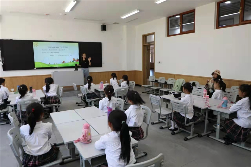 博仕有成課桌椅進(jìn)駐唐山西那母君華小學(xué)(圖5)