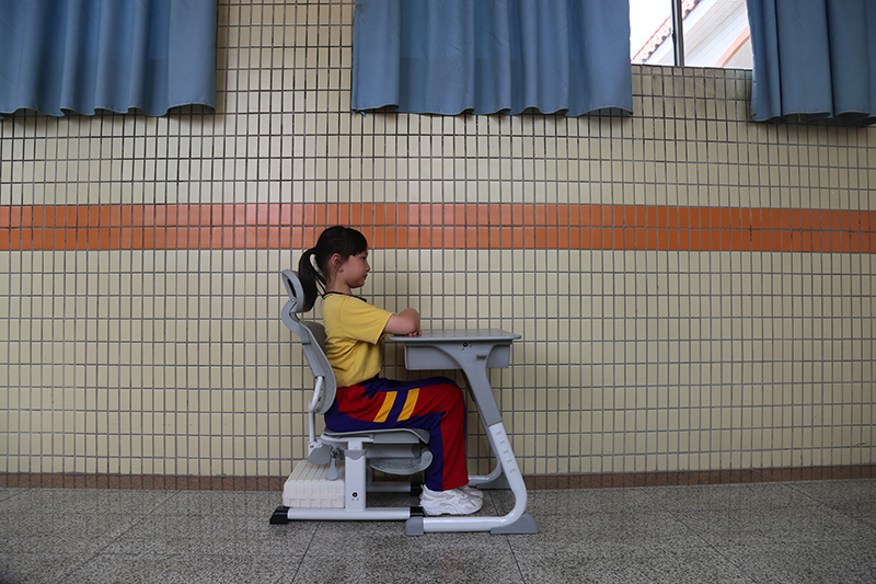 博仕有成午休課桌椅進(jìn)駐東莞市金鳳凰小學(xué)(圖4)