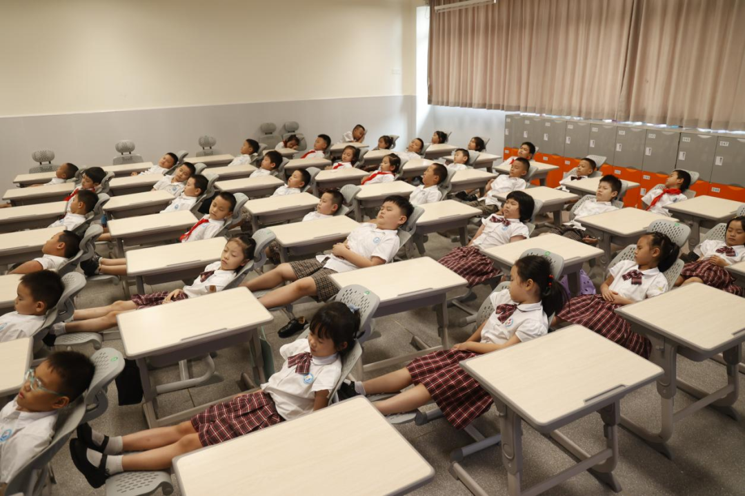 喜提“午休神器”！這所學(xué)校用一把椅子解決學(xué)生午休難題