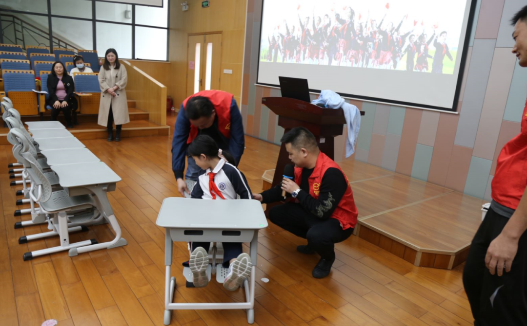 快樂學(xué)習(xí)，健康午休 | 博士有成午休課桌椅走進莞城中心小學(xué)(圖3)