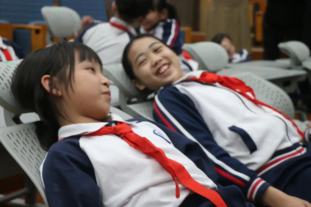 快樂學(xué)習(xí)，健康午休 | 博士有成午休課桌椅走進莞城中心小學(xué)(圖9)